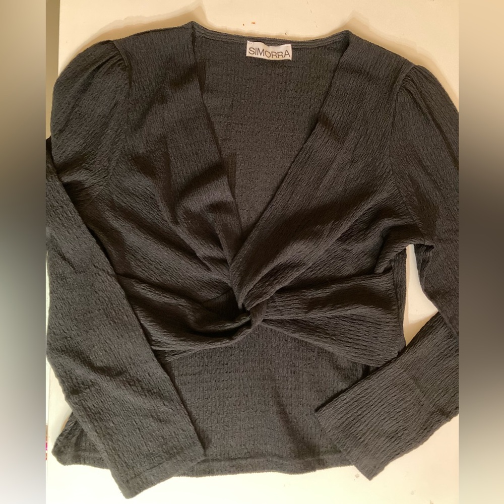 NWOT Textured black top with twisted design new bought in Spain size 8